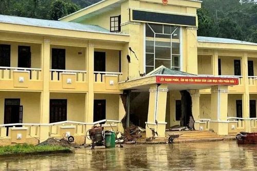 Trụ sở Ủy ban nhân dân xã Hùng Sơn, thành phố Đà Nẵng bị nứt gãy do mưa lũ