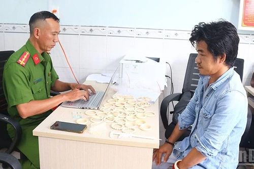 Tàng trữ, buôn bán vòng đeo tay nghi chế tác từ ngà voi