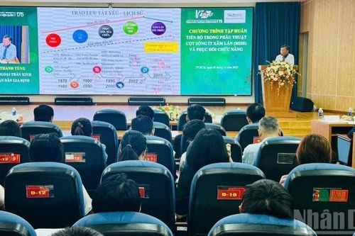 Tập huấn 'Tiến bộ trong phẫu thuật cột sống ít xâm lấn và phục hồi chức năng'