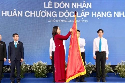 Phó Chủ tịch nước trao Huân chương Độc lập hạng Nhất cho Bệnh viện Thống Nhất