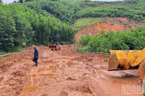 Giao thông Trung Bộ tê liệt cục bộ, ngành đường bộ căng mình khắc phục
