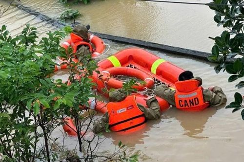 Chiến sĩ công an thành phố Đà Nẵng sát cánh cùng nhân dân nơi đầu cơn lũ dữ