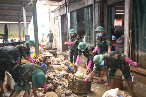 Hối hả, miệt mài dọn lũ