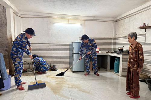 Lữ đoàn 680 (Vùng 3 Hải quân) chung tay giúp nhân dân Đà Nẵng dọn lũ