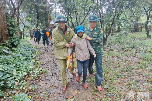 Bộ đội Biên phòng Quảng Trị giải cứu người phụ nữ bị kẹt trong rừng do mưa lũ