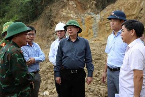 Phó Thủ tướng Hồ Quốc Dũng kiểm tra tình hình sạt lở tại xã Ngọc Linh