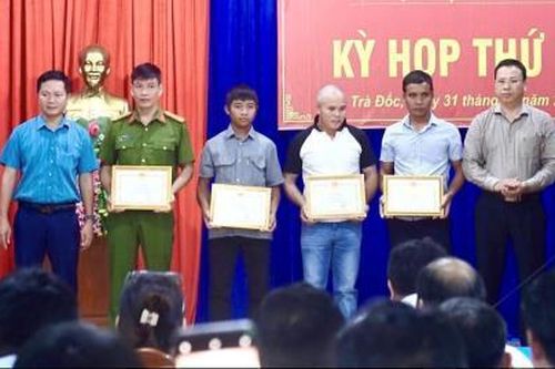 Khen thưởng tập thể, cá nhân tham gia ứng cứu tài xế xe múc gặp nạn