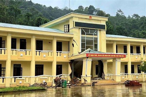 Trụ sở UBND xã Hùng Sơn nứt gãy nguy cơ sập