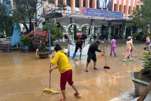 Chiến sĩ, đoàn viên thanh niên chung tay cùng thầy cô dọn dẹp trường lớp sau lũ dữ