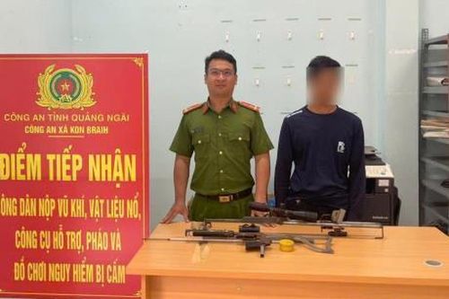 Người dân giao nộp 'hàng nóng'