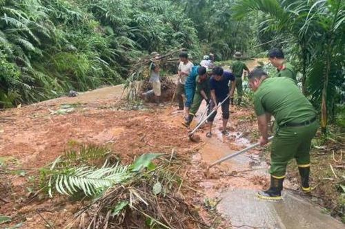 Miền núi Quảng Ngãi tiếp tục sạt lở, chính quyền khuyến cáo người dân di dời khỏi vùng nguy hiểm
