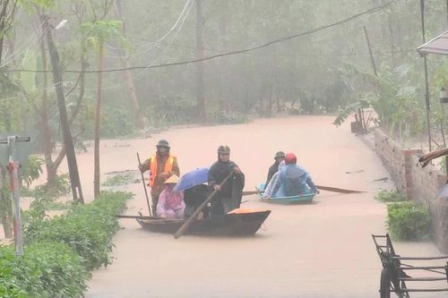 Mưa lớn, nhiều nhà dân ở hạ du hồ Kẻ Gỗ ngập sâu