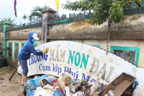 Xã Đại Lộc (Đà Nẵng) tất bật dọn dẹp trường lớp sau lũ