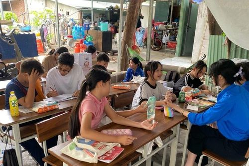Lớp học tình thương trong xóm trọ nghèo ở TPHCM