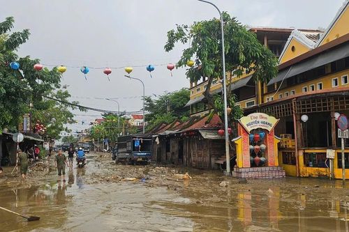 Hàng trăm người 'giải cứu' phố cổ Hội An khỏi bùn non, rác thải