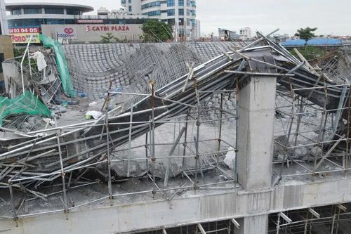 Sập mái tầng 2 của tòa nhà ở kết hợp thương mại, 2 công nhân tử vong