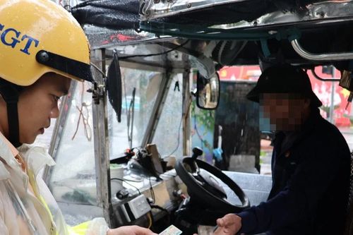Hà Nội xử lý xe tự chế, chở hàng hóa cồng kềnh mất an toàn giao thông