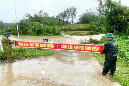 Mưa to gây ách tắc giao thông cục bộ tại khu vực biên giới tỉnh Nghệ An