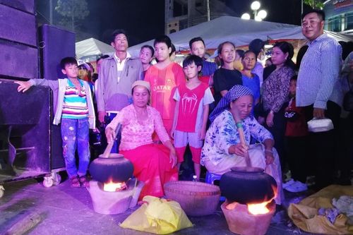 Phum, sóc Bảy Núi rộn ràng mùa cốm dẹp