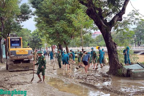 Gần 400 cán bộ, chiến sĩ BĐBP thành phố Huế hỗ trợ nhân dân khắc phục hậu quả mưa lũ