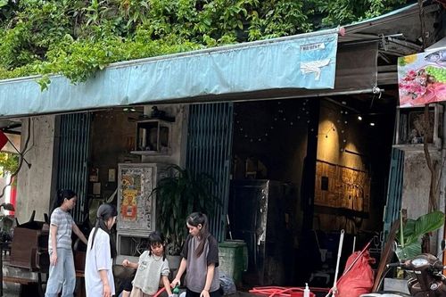 Người dân Huế tất bật dọn dẹp sau trận lũ lụt kinh hoàng