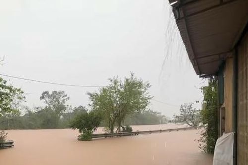 Hàng ngàn nhà dân bị ngập lụt do mưa lớn ở Hà Tĩnh