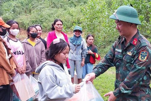 Hành quân, băng rừng vượt núi chuyển quà đến với bà con vùng sạt lở Đà Nẵng