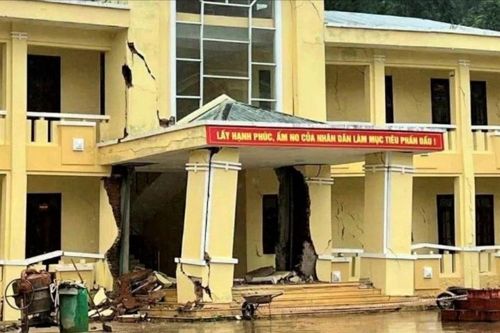 Trụ sở xã biên giới ở Đà Nẵng nứt toác, lệch nghiêng như muốn đổ sập