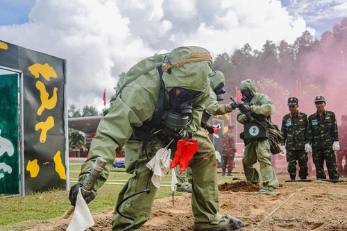 Chiến sĩ hóa học trùm kín người 'khoe tài' ứng phó sự cố hóa chất độc
