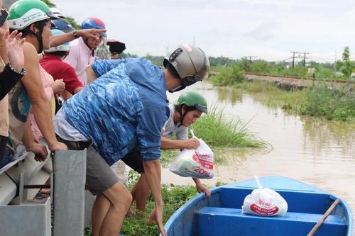 Tổ 'shipper' trong lũ dữ