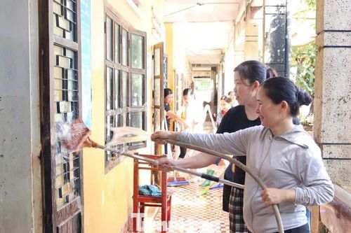 Thầy cô dọn lũ từ tinh mơ chờ đón học trò tới lớp