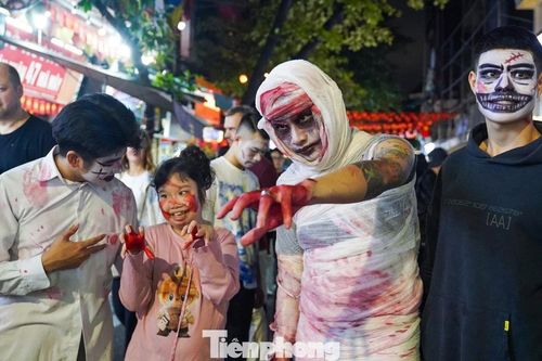 Đêm Halloween: Khách Tây hóa trang thành ma quỷ, chiến binh... khuấy động phố cổ Hà Nội