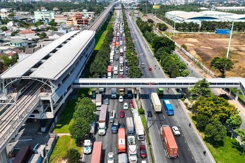Vị trí 8 thang máy được lắp tại 7 cầu vượt bộ hành ga metro số 1