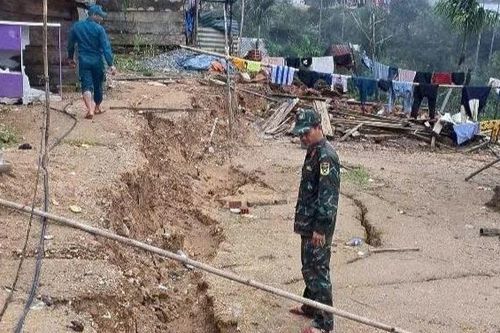 Đất nứt toác giữa làng, sơ tán khẩn cấp hàng trăm người dân ở Quảng Ngãi