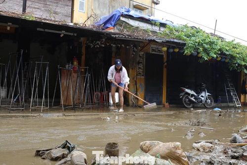 Vừa dọn bùn lũ bám di tích, người Hội An nơm nớp lo mưa lớn kéo về