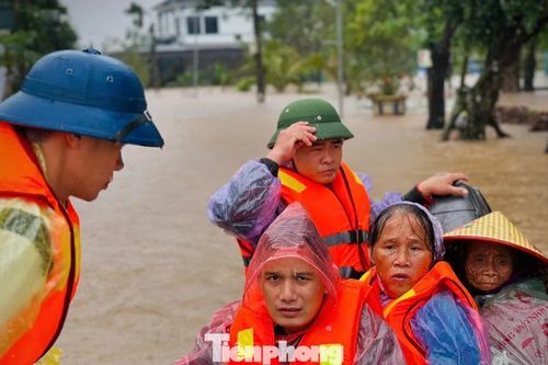 Người dân vùng lũ Hà Tĩnh hoảng hốt khi nước lên nhanh