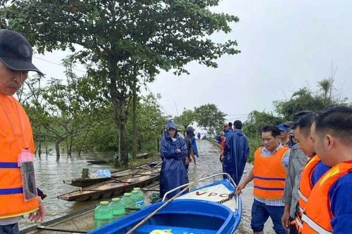 Đội thanh niên xung kích phòng chống bão lũ trực 24/24 tại các điểm xung yếu Quảng Trị