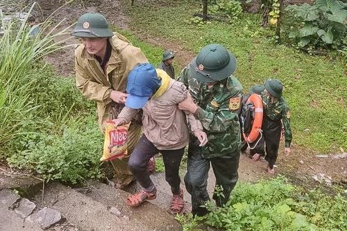 Bộ đội xuyên đêm tìm kiếm người phụ nữ bị lạc trong rừng giữa mưa lũ