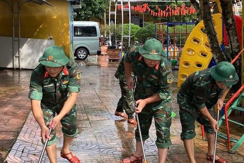 Bộ đội giúp dân khắc phục hậu quả mưa lũ