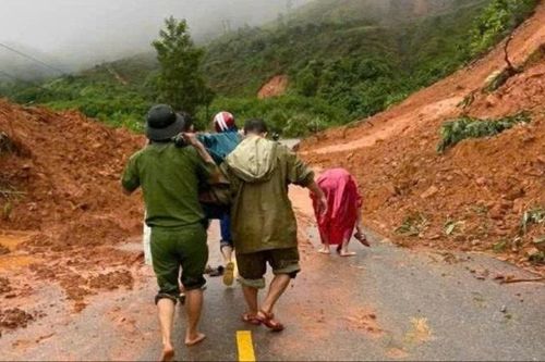 Hơn 2 giờ khiêng cáng đưa sản phụ vượt sạt lở đi sinh