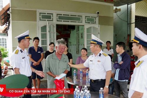 Quân chủng Hải quân hỗ trợ người dân khắc phục sau lũ lụt tại miền Trung