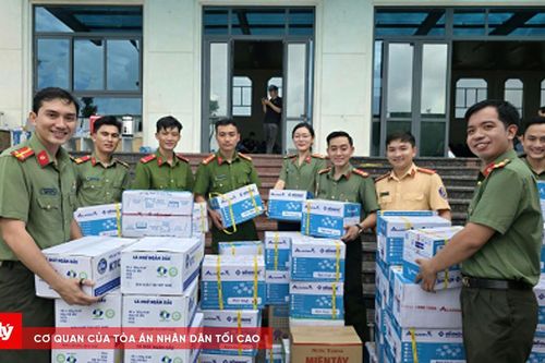 Công an tỉnh An Giang kết nối nhà hảo tâm vận chuyển hàng cứu trợ hướng về đồng bào miền Trung