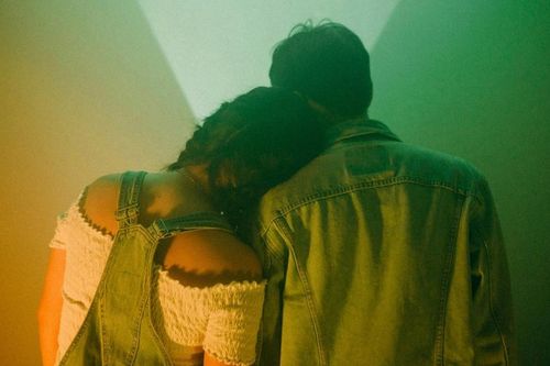 Mẹ chia sẻ bất lực khi con gái lớp 8 'vượt rào' với bạn trai, 700 ý kiến đồng cảm