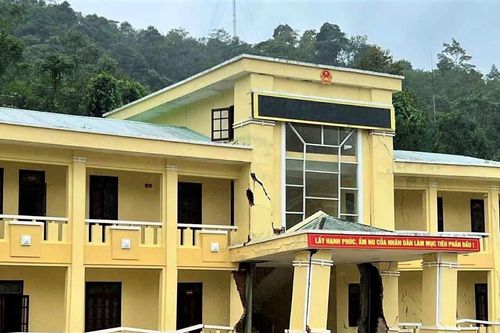 Trụ sở UBND xã nứt gãy, dọa sập sau lũ ở Đà Nẵng