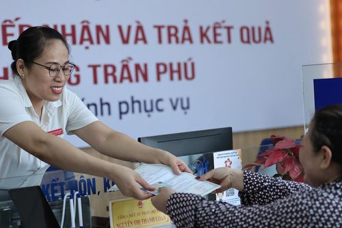 Từ lá đơn xin nghỉ ốm đến câu chuyện về thể chế phục vụ
