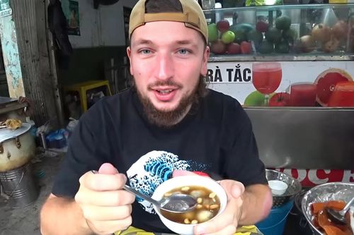 Khách Tây thử món lạ giữa ngày lạnh ở Hải Phòng, xuýt xoa khen ngon