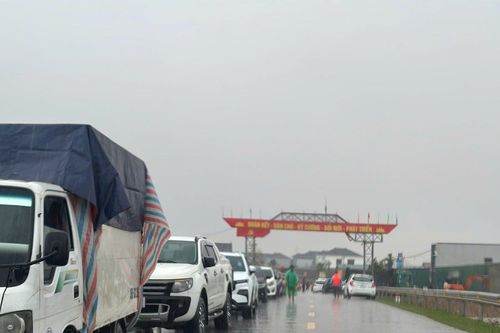 Người dân hối hả đưa hàng trăm ô tô đi 'chạy lụt'