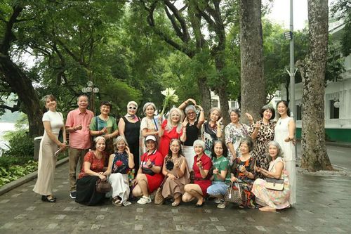 Chuyện thú vị phía sau loạt ảnh chị em trung niên tự tin khoe mái tóc bạc trắng