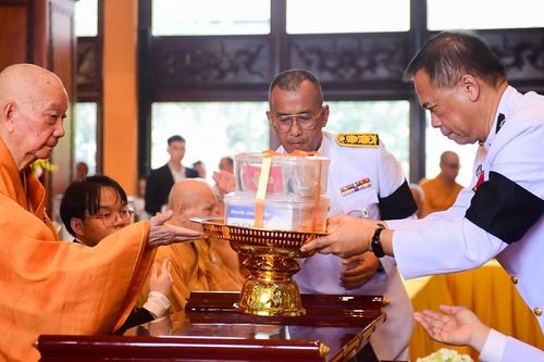 Thứ trưởng Ngoại giao Thái Lan chủ trì lễ dâng y Hoàng gia tại TPHCM
