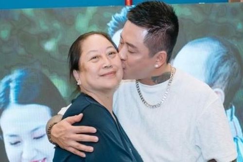 Ca sĩ Tuấn Hưng hủy 2 show diễn ở châu Âu, bay về khẩn cấp vì mẹ bệnh nặng